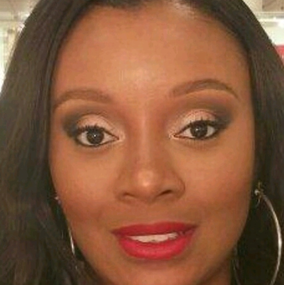 Meet your Posher, Larisha